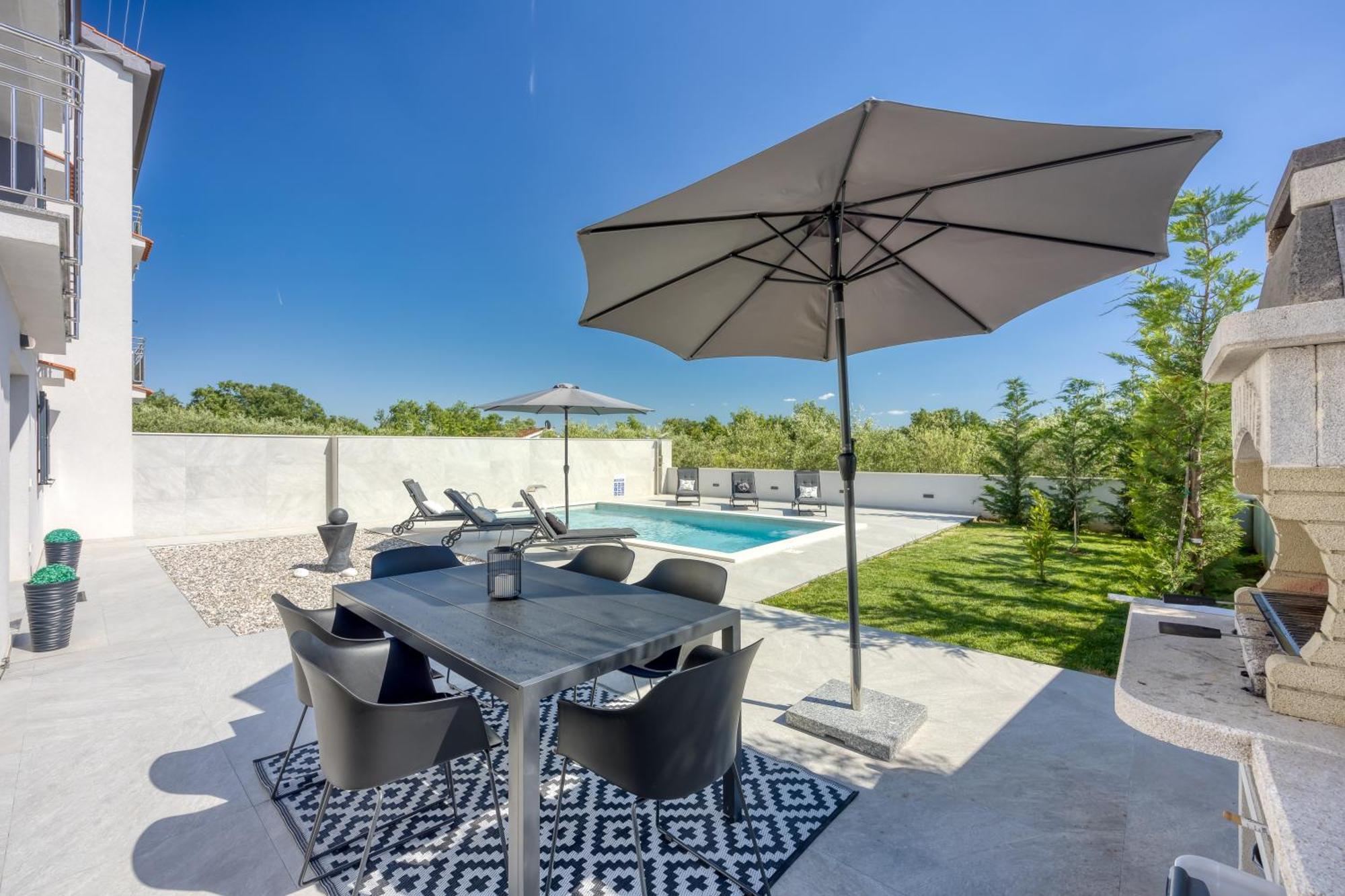 Luana With Private Pool Apartment *